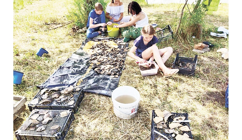 Камеральные работы – помывка фрагментов керамических сосудов.