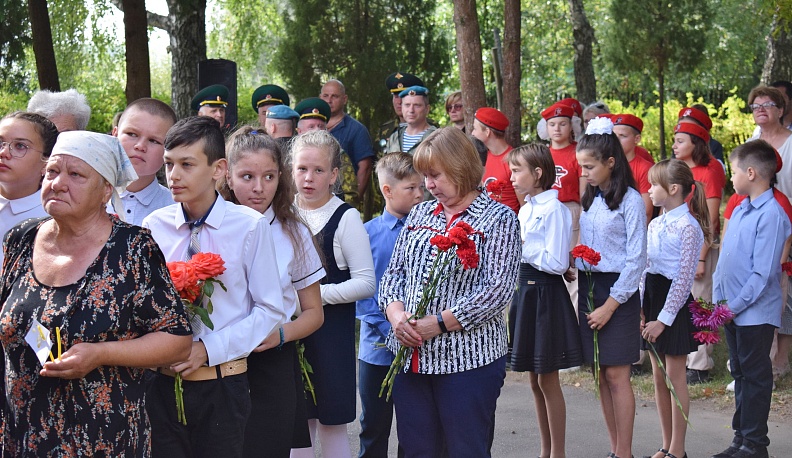 Высока, высока  над землёй синева...