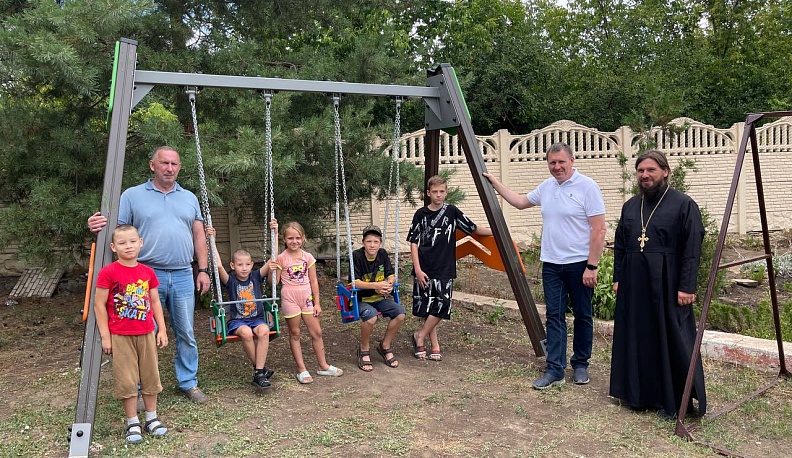 Благодаря поддержке Калужской области на территории Свято-Николаевского храма открыли детскую площадку