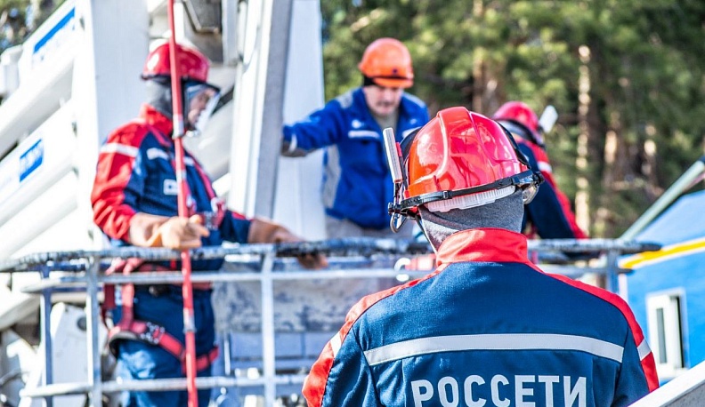 Калужские энергетики продолжают восстанавливать электричество 