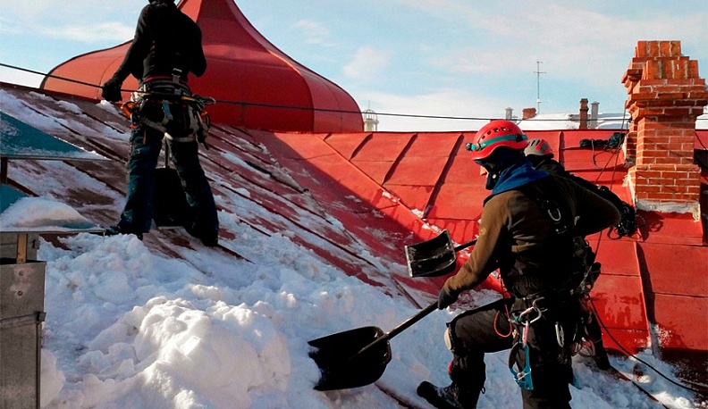 Уборкой наледи и сосулек с крыш в Калуге займутся 20 промышленных альпинистов