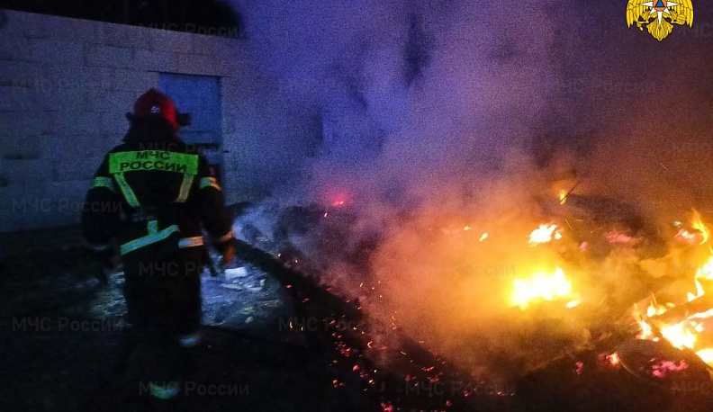 Ночью в Калужской области сгорела хозяйственная постройка