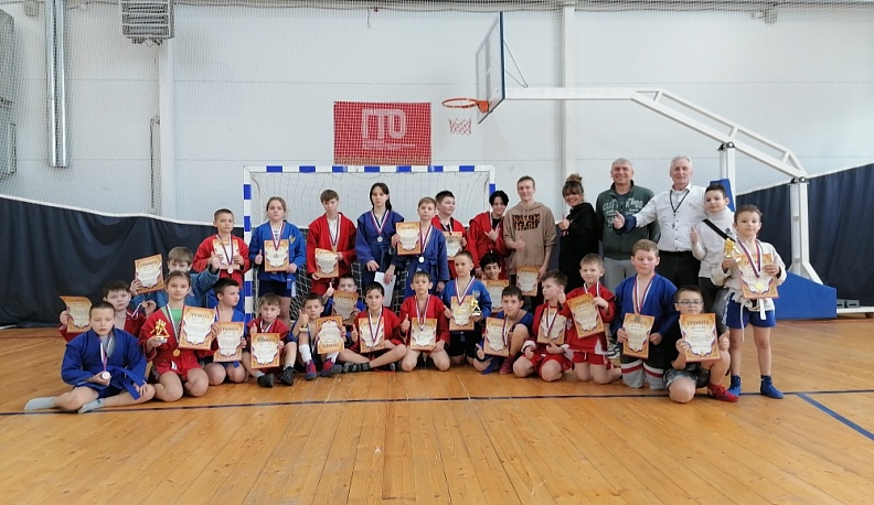 В Думиничах провели турнир по самбо, посвященный Дню защитника Отечества и поддержке бойцов СВО