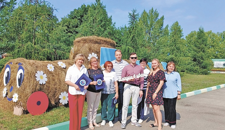 Жюри конкурса при посещении сквера в Тимирязевской академии.