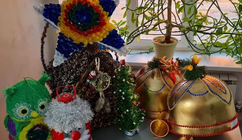 Новогоднюю ель у здания минстроя Калужской области украсили поделки юных экологов 