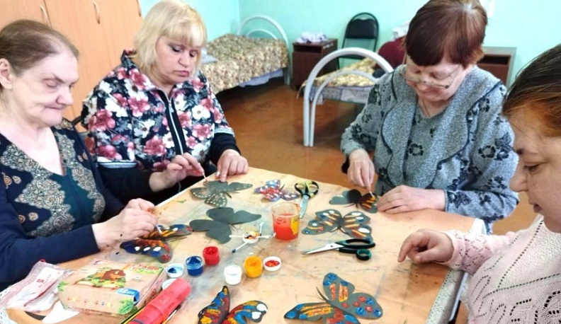 Занятия по нетрадиционному рисованию проводят в калужском доме соцобслуживания