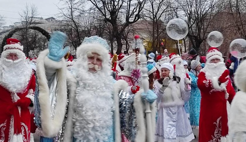 Деды Морозы и Снегурочки прошли по Калуге