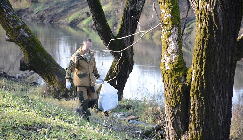 В Малоярославце у реки Лужа убрали 20 мешков мусора
