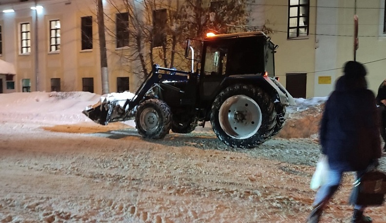 Калужские дорожники убирают снег в режиме нон-стоп