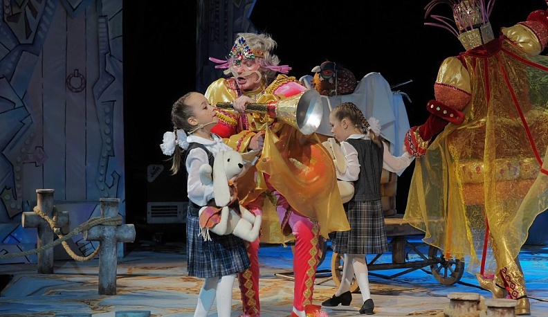 В Калуге зрителями премьерного показа новогодней сказки стали дети участников СВО