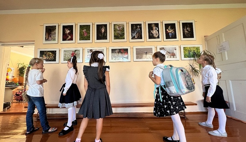 В Малоярославецком районе открыли фотовыставку «Дедушкины сказки» матери-героини