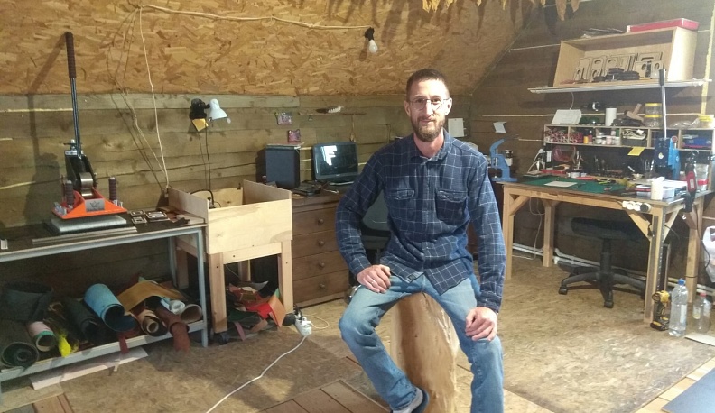 Служба занятости Калужской области помогла тарусянину организовать кожевенную мастерскую