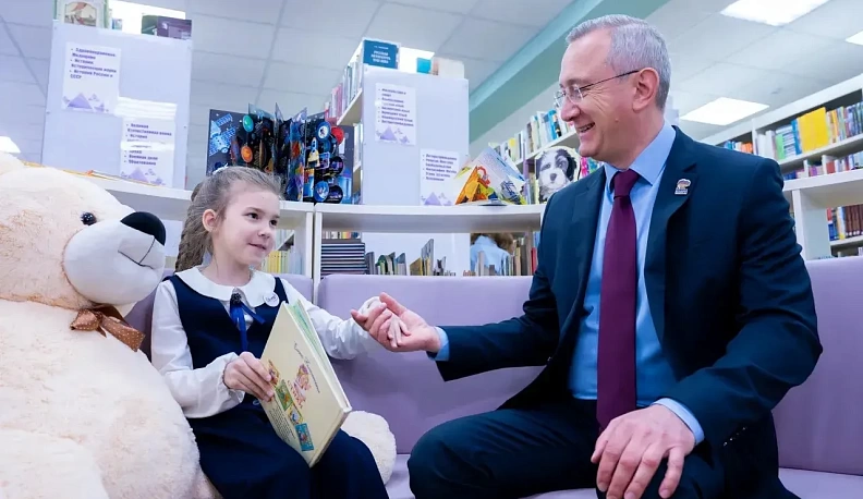 Владислав Шапша посетил крупнейшую детскую библиотеку региона