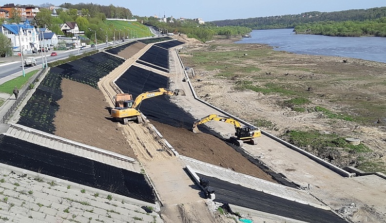 В Калуге на набережной Оки выравнивают грунт