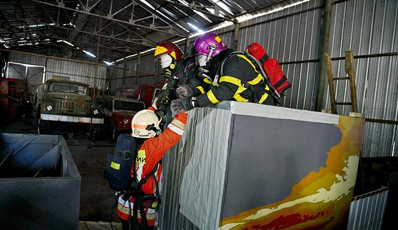 Калужские журналисты смогли побывать «в шкуре» газодымозщитников