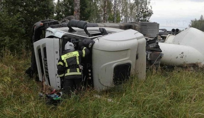 В столкновении цементовоза и «Тойоты Камри» в Ферзиковском районе пострадали два человека 