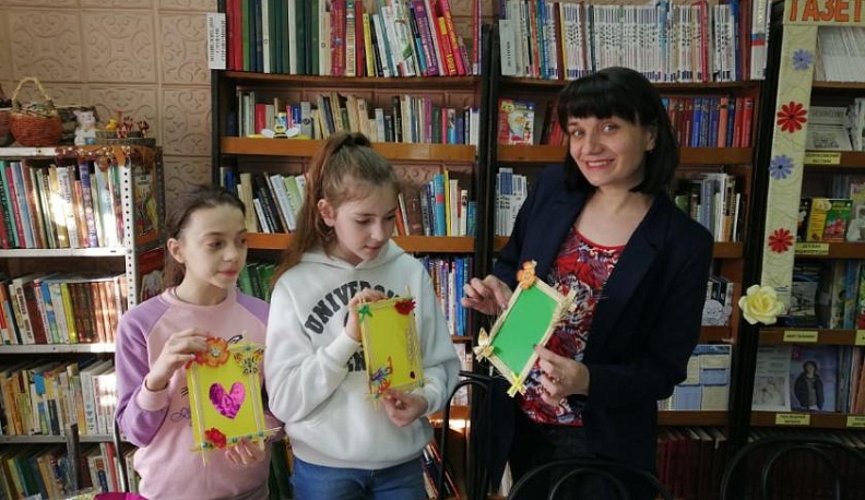 В библиотеке Жуковского района прошёл мастер-класс по изготовлению фоторамок для семейных фотографий