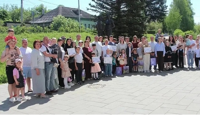 В Полотняном Заводе в пятый раз чествовали многодетные семьи, отмечающие 15-летие совместной жизни