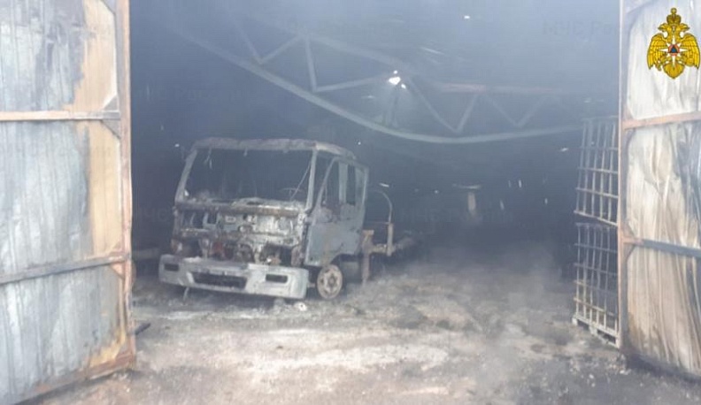 В Калуге сгорел ангар с автотехникой, пострадал 53-летний мужчина