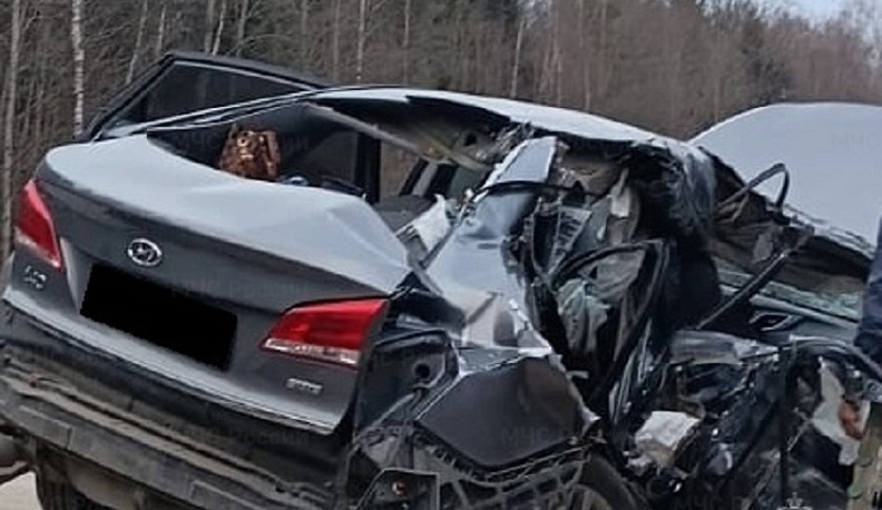 В Калужской области пассажир легковушки погиб после столкновения с фурой