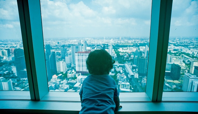 К 4-летнему ребёнку, выпавшему из окна в Людинове, скорая помощь приехала через три минуты