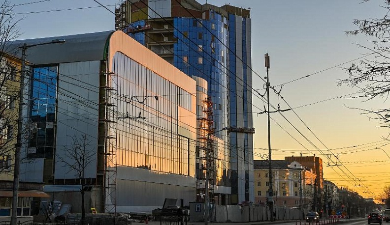 Владислав Шапша провел рабочее совещание на стройплощадке Дворца спорта