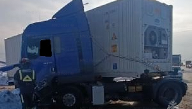 Один человек пострадал при столкновении двух фур на калужской трассе