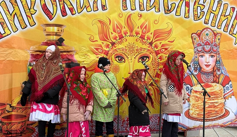 В Барятинском округе проводили зиму песнями и блинами