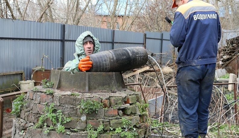 На улице Детей Коммунаров в Калуге вручную восстанавливают аварийный коллектор