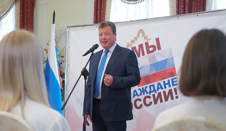 Калужским школьникам вручили паспорта граждан России