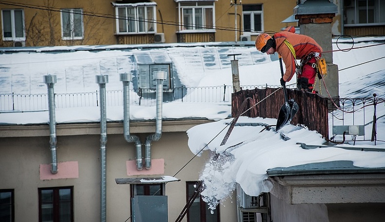 Калужан призывают быть внимательнее при уборке снега с крыш