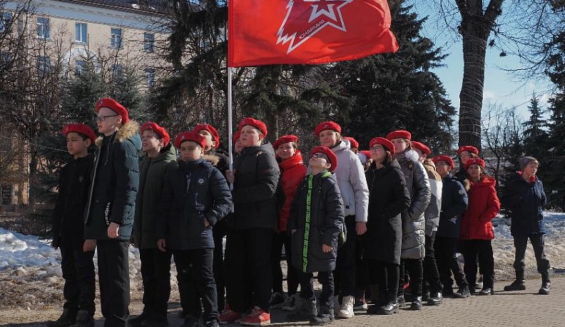 Калужане вышли на флешмоб в поддержку Вооруженных сил России