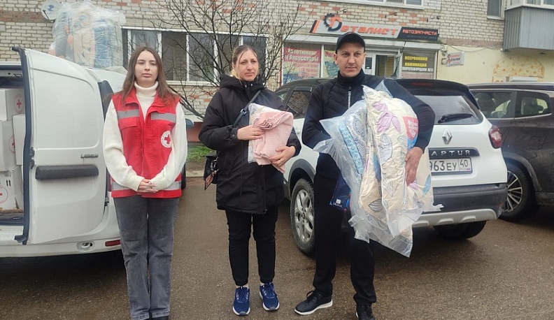 В Людинове Российский Красный Крест помог семье мобилизованного Сергея Каюгина и эвакуированным курянам