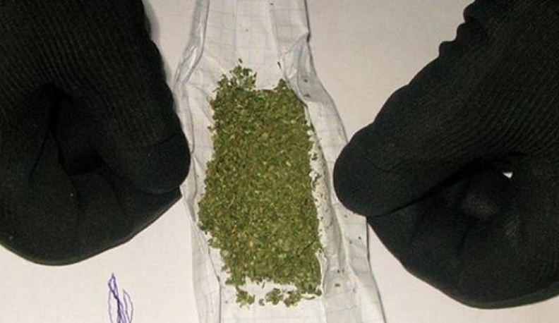 В Калуге госавтоинспекторы остановили иномарку с каннабисом в багажнике