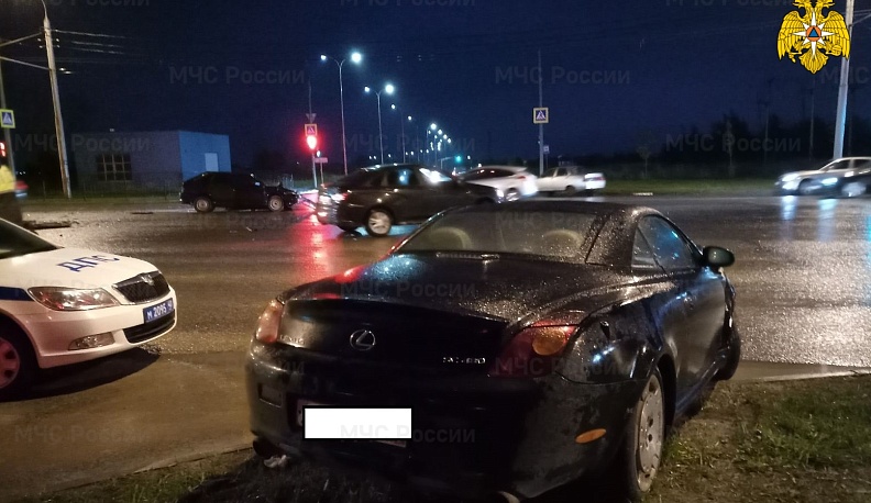 На Правом берегу в Калуге столкнулись Lexus и ВАЗ