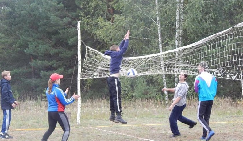 С дымом сливается песня…