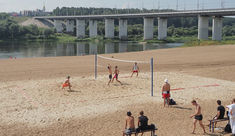 В Калуге на берегу Оки прошел фестиваль  пляжного волейбола