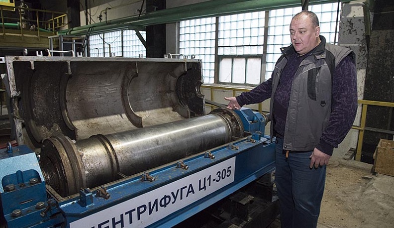 Алексей Манушевич у центрифуги, установленной на водоканале