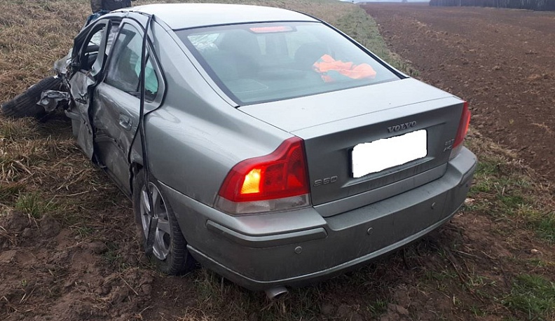 Сегодня утром в Мещовском районе Калужской области Вольво столкнулась с Приорой