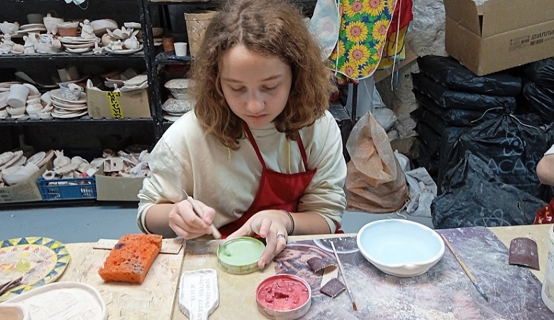 В Калуге подростки расписали глиняные изделия в поддержку участников СВО