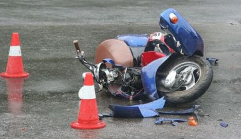 В Перемышльском районе мопедист сбил пешехода