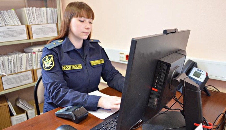 В Калуге приставы арестовали машину алиментщика у здания суда