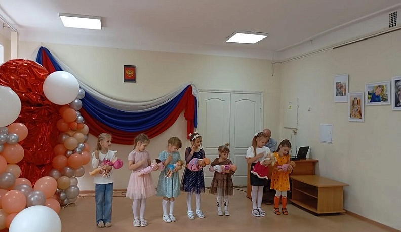 Городской роддом Калуги отметил День медицинского работника выставкой и детским праздником