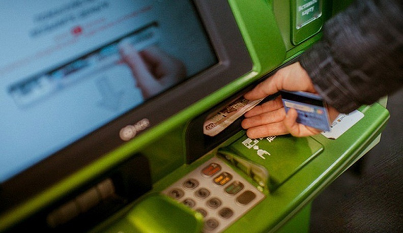 Калужанка вытащила из банкомата 15 тысяч рублей