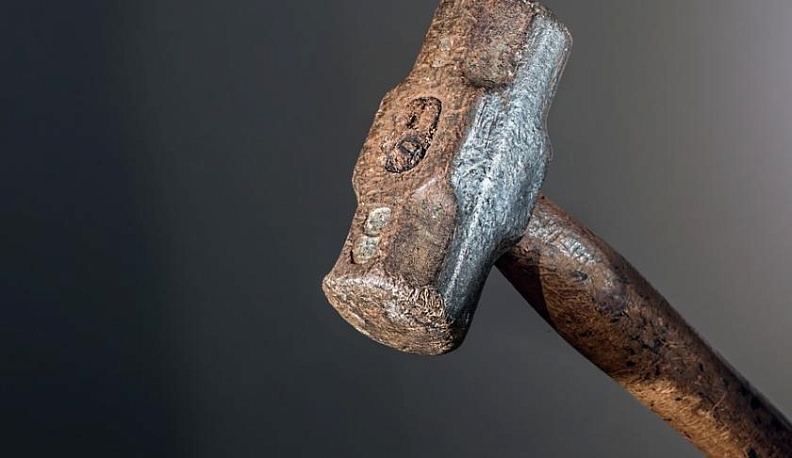 В Калуге псих напал с молотком на полицейских