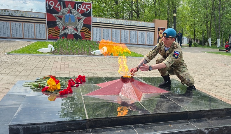 В Сухиничах юнармеец и участник СВО зажгли Огонь Памяти