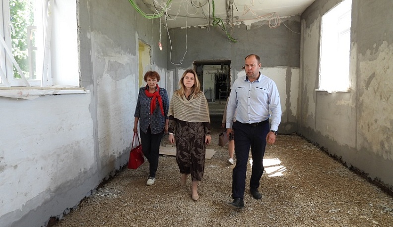 Депутат Госдумы Ольга Коробова проверила ход капитального ремонта школы в Износковском районе