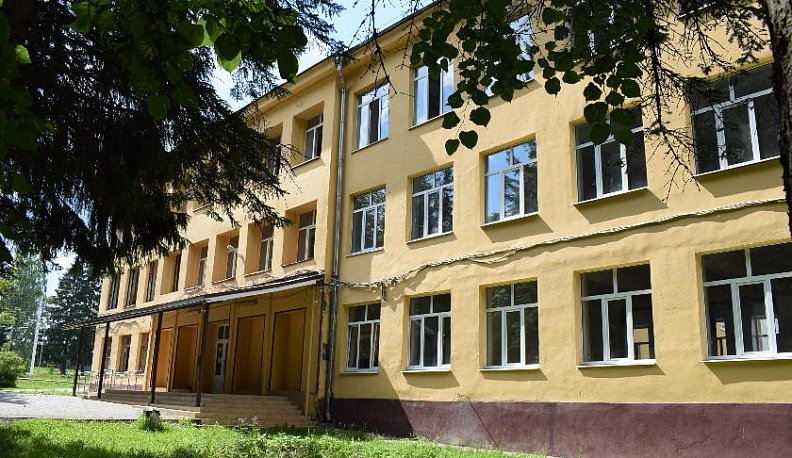 В Тарусе идет капитальный ремонт самой крупной средней общеобразовательной школы района