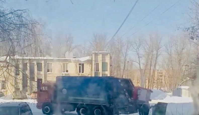 В Товаркове мусорщики сваливали разделенные отходы в одну машину