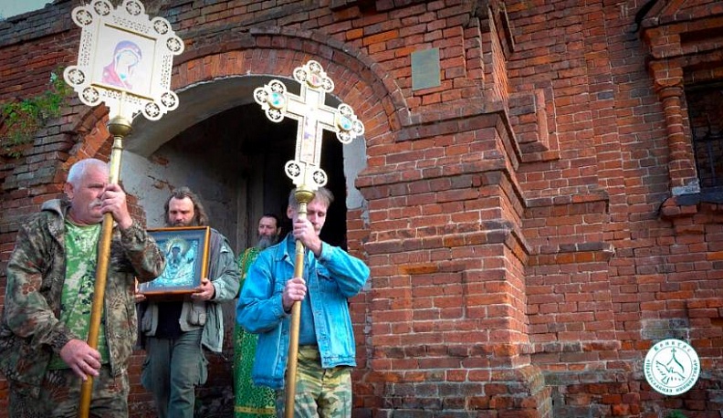 Священники Козельской епархии совершают службы в разрушенных храмах